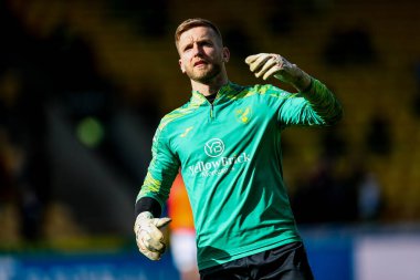 Norwich City 'den George Long, 29 Mart 2025' te Norwich City, Norwich Road, Norwich 'te Batı Bromwich Albion' a karşı oynanan Gökyüzü İddia Şampiyonası karşılaşmasından önce ısınıyor.