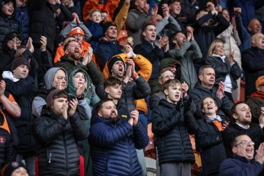 Blackpool taraftarları 21 Mart 2025 'te Bloomfield Road, Blackpool' da oynanan Blackpool-Bolton Wanderers maçında 2-1 'lik galibiyetlerini kutladılar.