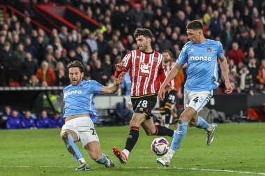 Sheffield United takımından Thomas Cannon, 28 Mart 2025 'te İngiltere' nin Sheffield Lane şehrinde oynanan Sky Bet Şampiyonası karşılaşmasında Coventry City takımından Luis Binks 'e karşı.