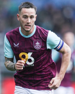 Burnley takımından Josh Brownhill, Burnley 'nin Bristol City' ye karşı 29 Mart 2025 'te Turf Moor, Burnley' de oynadığı maçta
