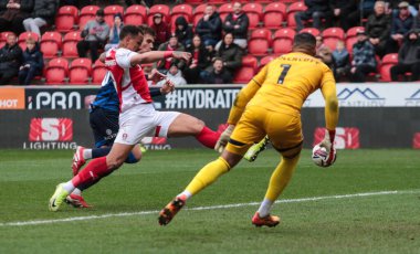 Rotherham United takımından Jonson Clarke-Harris, New York Stadyumu, Rotherham, İngiltere 'de 29 Mart 2025' te oynanan Sky Bet 1 maçı sırasında Crawley Town 'dan Liam Fraser ile top mücadelesi veriyor.