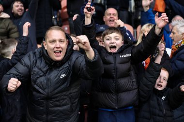 Blackpool taraftarları 21 Mart 2025 'te Bloomfield Road, Blackpool' da oynanan Blackpool-Bolton Wanderers maçında 2-1 'lik galibiyetlerini kutladılar.
