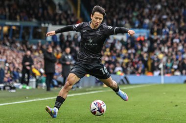 Swansea City 'den Eom Ji-Sung, 29 Mart 2025' te Leeds United ile Swansea City arasında oynanan Sky Bet Şampiyonası maçında topu bırakıyor.