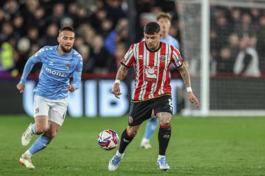 Sheffield United takımından Gustavo Hamer, 28 Mart 2025 'te Sheffield Lane, İngiltere' de Sheffield United 'a karşı Coventry City' de oynanan Gökyüzü İddia Şampiyonası maçında topu aldı.