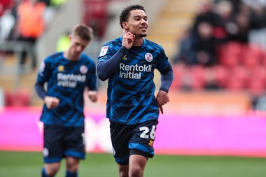 Crawley Town 'dan Kamari Doyle, 29 Mart 2025' te New York Stadyumu, Rotherham, İngiltere 'deki Rotherham United - Crawley Town maçında 0-2' lik galibiyetini kutluyor.
