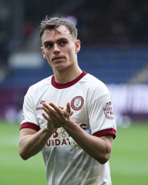 Bristol City 'den Scott Twine, Burnley taraftarlarını 29 Mart 2025' te Burnley-Bristol City maçında alkışlıyor.