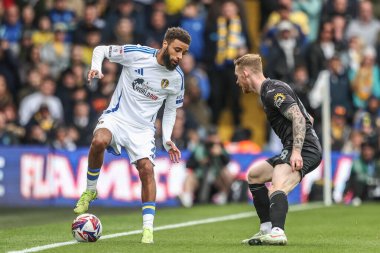 Leeds United takımından Jayden Bogle, Swansea City 'den Lewis O' Brien 'ı 29 Mart 2025' te Leeds Road, Leeds, İngiltere 'de Leeds City ile oynanan Sky Bet Şampiyonası maçında durdurdu.