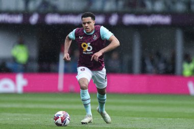 Burnley 'den CJ Egan-Riley, Gökyüzü İddia Şampiyonası' nda topu ayaklarının dibine aldı Burnley, Bristol City 'ye karşı Turf Moor, Burnley, Birleşik Krallık' ta, 29 Mart 2025