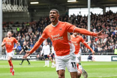 Blackpool 'dan Ashley Fletcher, 21 Mart 2025' te Bloomfield Road, Blackpool 'da oynanan Blackpool-1 karşılaşmasında golünü 1-0 atmasını kutluyor.