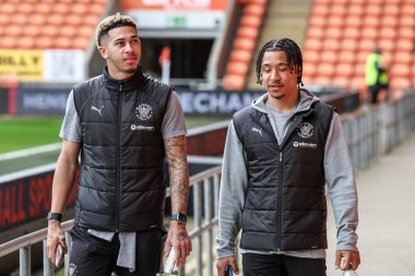 Blackpool 'dan Jordan Lawrence-Gabriel ve Samuel Silvera, 21 Mart 2025' te Bloomfield Road, Blackpool 'da oynanan Blackpool - Bolton Wanderers maçında geldiler.