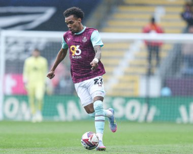 Burnley 'li Lucas Pires, 29 Mart 2025' te Burnley, Burnley 'nin Bristol City' e karşı oynadığı Gökyüzü İddia Şampiyonası maçında topu ayaklarının dibine aldı.