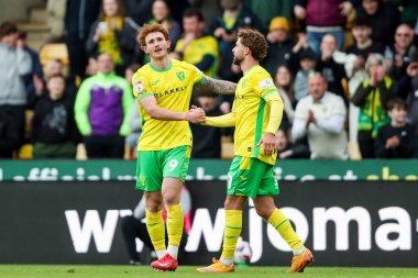 Norwich City 'den Josh Sargent, 29 Mart 2025' te Norwich City, Norwich Road, Norwich, İngiltere 'de Norwich City' ye karşı oynanan Sky Bet Şampiyonası maçında Emiliano Marcondes ile yaptığı golü 1-0 kazanarak kutluyor.
