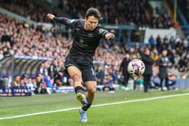 Swansea City 'den Eom Ji-Sung, 29 Mart 2025' te Leeds United ile Swansea City arasındaki Sky Bet Şampiyonası karşılaşmasında topu çaprazlıyor.