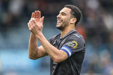 Swansea City 'den Ben Cabango, 29 Mart 2025' te İngiltere 'nin Leeds şehrinde oynanan Sky Bet Şampiyonası maçından sonra taraftarları alkışlıyor.