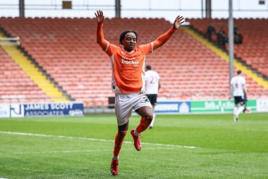 Blackpool 'dan Niall Ennis, 21 Mart 2025' te Bloomfield Road, Blackpool, İngiltere 'de oynanan Blackpool-Bolton Wanderers maçında 2-1 kazanma hedefini kutluyor.