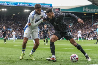 Swansea City 'den Hannes Delcroix, 29 Mart 2025' te Leeds United ile Leeds United arasındaki Sky Bet Şampiyonası maçında Jayden Bogle 'ı durdurdu.