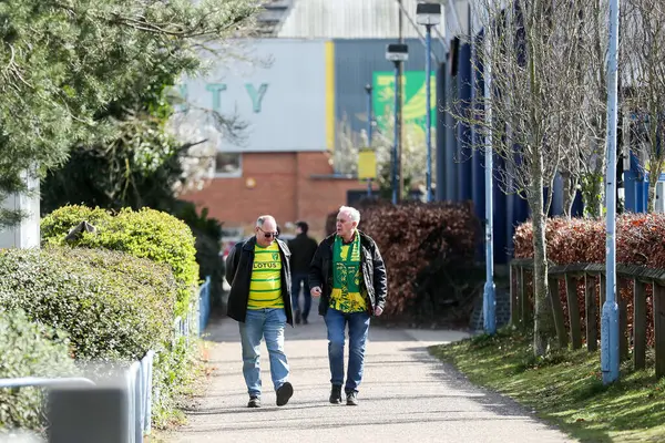 Taraftarlar, 29 Mart 2025 'te Carrow Road, Norwich City ile West Bromwich Albion arasındaki Sky Bet Şampiyonası öncesinde Carrow Road' a geldiler.