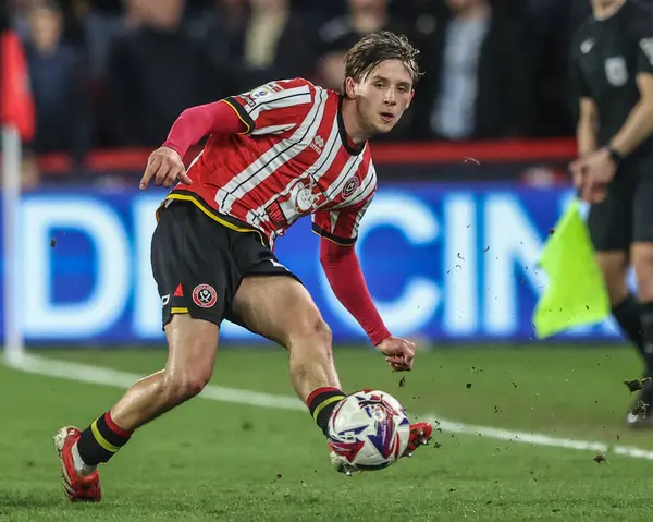 Sheffield United takımından Sydie Peck, 28 Mart 2025 tarihinde Sheffield Lane, İngiltere 'de Sheffield United ile Coventry City arasındaki Sky Bet Şampiyonası maçında pas attı.