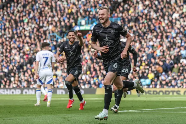 Swansea City 'den Harry Darling, 29 Mart 2025' te Leeds Road, Leeds, İngiltere 'de oynanan Sky Bet Swansea City maçında 1-1' lik galibiyetini kutluyor.