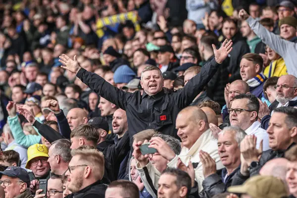 Leeds United taraftarları, 29 Mart 2025 'te Leeds Road, Leeds, İngiltere' de oynanan Sky Bet Şampiyonası maçında Marching On Together şarkısını söylüyor.