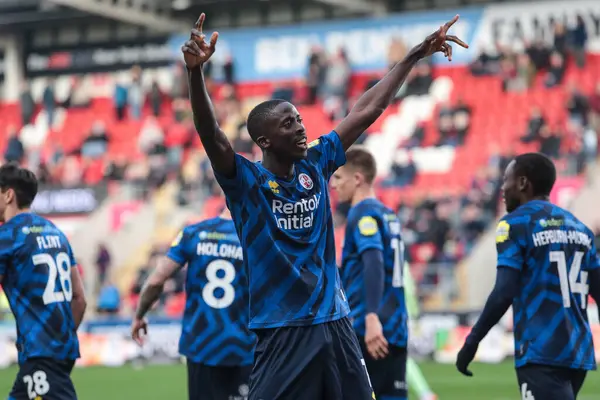Crawley Town 'dan Panutche Camar, 29 Mart 2025' te New York, Rotherham, İngiltere 'deki Crawley Town' da oynanan Sky Bet 1 karşılaşmasında 0-4 'lük galibiyetini kutluyor.