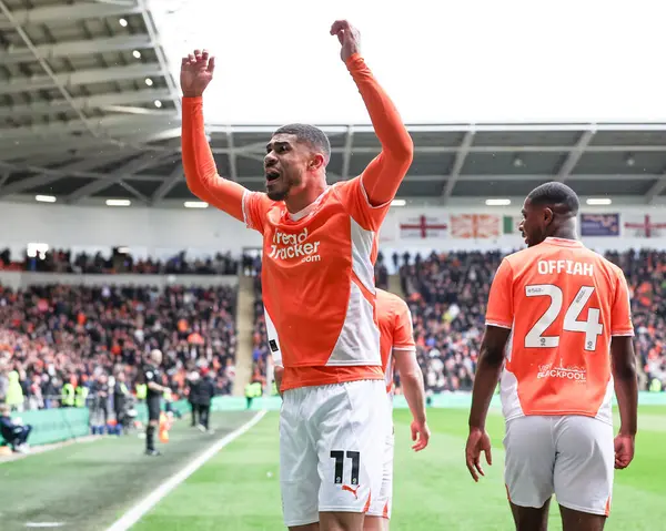 Blackpool 'dan Ashley Fletcher, 21 Mart 2025' te Bloomfield Road, Blackpool 'da oynanan Blackpool-1 karşılaşmasında golünü 1-0 atmasını kutluyor.