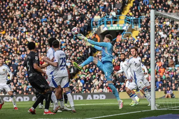 Leeds United 'dan Illan Meslier topu Swansea City' den Harry Darling 'in ayağına attı. Swansea City' nin 29 Mart 2025 tarihinde Leeds Road, Leeds, İngiltere 'de oynanan Swansea City maçında 1-1 berabere kaldı.