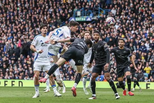 Leeds United takımından Sam Byram, Leeds Road, Leeds, Birleşik Krallık 'ta Leeds United ile Swansea City arasındaki 29 Mart 2025' te oynanan Sky Bet Şampiyonası maçında kaleye doğru ilerliyor.