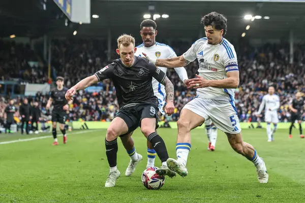 Swansea City 'den Lewis O' Brien ve Leeds United takımından Pascal Struijk, Leeds United 'ın 29 Mart 2025' te Elland Road, Leeds, İngiltere 'de oynanan Sky Bet Şampiyonası maçında top için mücadele ettiler.