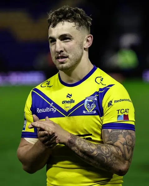 Warrington Wolves 'tan Sam Powell, 28 Mart 2025' te Warrington, İngiltere 'deki Halliwell Jones Stadyumu' nda oynanan Warrington Wolves - Leeds Rhinos maçında taraftarları alkışlıyor.