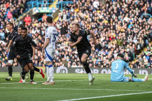 Swansea City 'den Harry Darling, 29 Mart 2025' te Leeds Road, Leeds, İngiltere 'de oynanan Sky Bet Swansea City maçında 1-1' lik galibiyetini kutluyor.