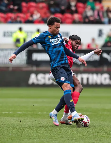 Rotherham United takımından Pelly Ruddock Mpanzu, New York Stadyumu, Rotherham, Birleşik Krallık, 29 Mart 2025 'te oynanan Sky Bet League 1 maçı sırasında Crawley Town' dan Kamari Doyle ile karşı karşıya geldi.