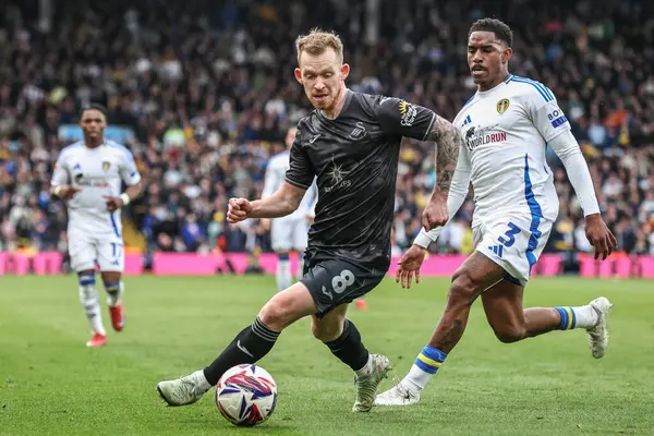Swansea City 'den Lewis O' Brien, 29 Mart 2025 'te Leeds United ile Swansea City arasında oynanan Sky Bet Şampiyonası maçında topa vuruyor.