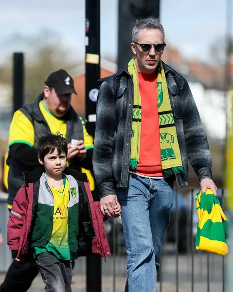 Taraftarlar, 29 Mart 2025 'te Carrow Road, Norwich City ile West Bromwich Albion arasındaki Sky Bet Şampiyonası öncesinde Carrow Road' a geldiler.