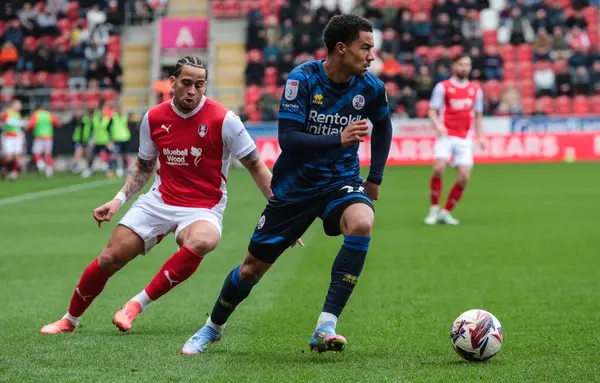 Crawley Town 'dan Kamari Doyle, Rotherham United takımının oyuncusu Sam Nombe tarafından New York Stadyumu, Rotherham, Birleşik Krallık' ta oynanan 1.