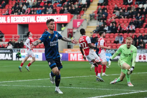 Crawley Town 'dan Gavan Holohan, 29 Mart 2025' te New York, Rotherham, İngiltere 'deki Crawley Town' da oynanan Sky Bet 1 karşılaşmasında 0-3 'lük galibiyetini kutluyor.