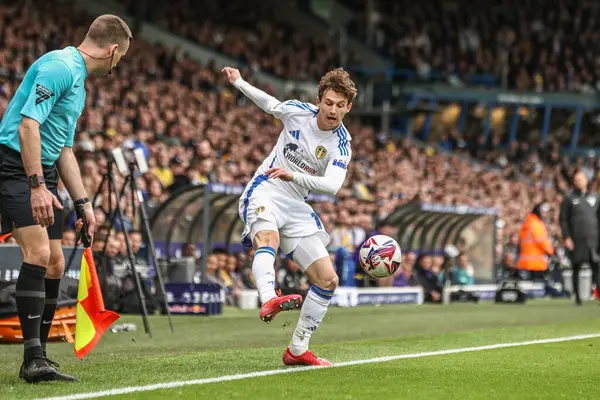 Leeds United takımından Brenden Aaronson, 29 Mart 2025 'te Leeds, İngiltere' deki Elland Road 'da oynanan Sky Bet Şampiyonası maçında topu oyunda tutuyor.