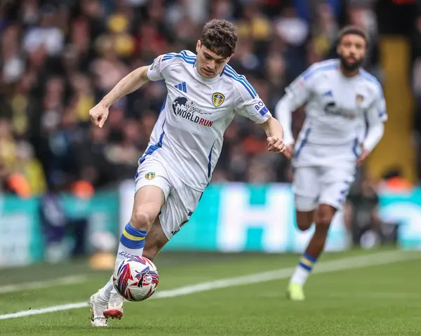 Leeds United takımından Daniel James, 29 Mart 2025 'te Leeds Road, Leeds, İngiltere' de Leeds United ile Swansea City arasındaki Sky Bet Şampiyonası maçında topa vuruyor.