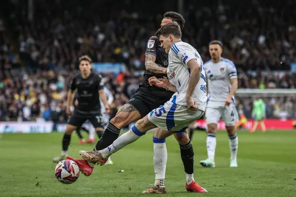 Leeds United takımından Sam Byram, 29 Mart 2025 'te Leeds Road, Leeds, Birleşik Krallık' ta Leeds United ile Swansea City arasındaki Sky Bet Şampiyonası maçında topu temizliyor.