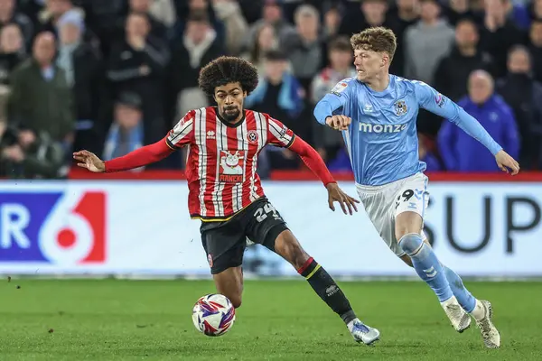 Sheffield United 'dan Hamza Choudhury ve Coventry City' den Victor Torp 28 Mart 2025 'te Bramall Lane, Sheffield, İngiltere' de oynanan Gökyüzü İddia Şampiyonası maçında top için savaştılar.