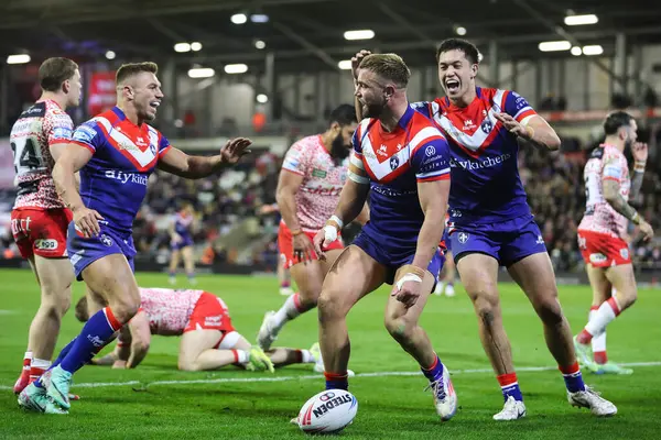 Wakefield Trinity 'den Mike McMeeken, 28 Mart 2025' te Leigh Spor Köyü, Leigh, İngiltere 'de oynanan Betfred Süper Lig 6. tur karşılaşmasında 10-16' lık galibiyetini kutluyor.