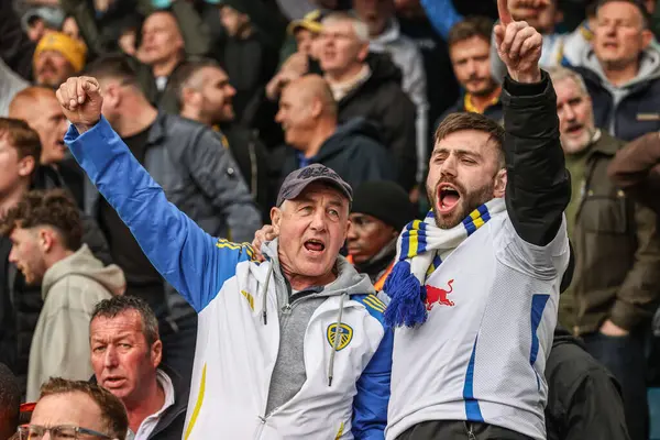 Leeds United taraftarları, 29 Mart 2025 'te Leeds Road, Leeds, İngiltere' de oynanan Sky Bet Şampiyonası maçında Marching On Together şarkısını söylüyor.