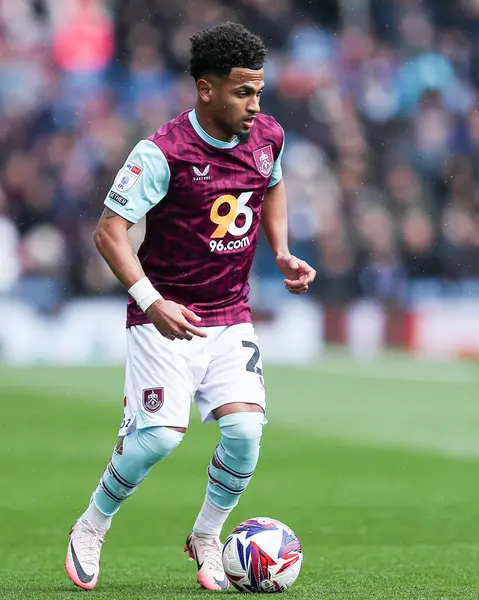 Burnley 'den Marcus Edwards 29 Mart 2025' te Burnley, Burnley 'nin Bristol City' e karşı oynadığı Gökyüzü İddia Şampiyonası maçında topu ileri sürüyor.