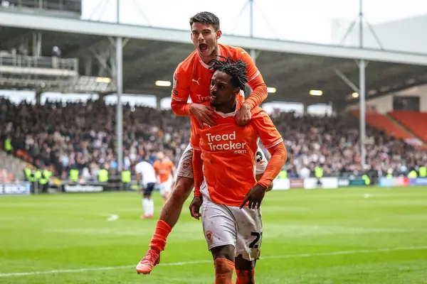 Blackpool 'dan Niall Ennis, 21 Mart 2025' te Bloomfield Road, Blackpool, İngiltere 'de oynanan Blackpool-Bolton Wanderers maçında 2-1 kazanma hedefini kutluyor.