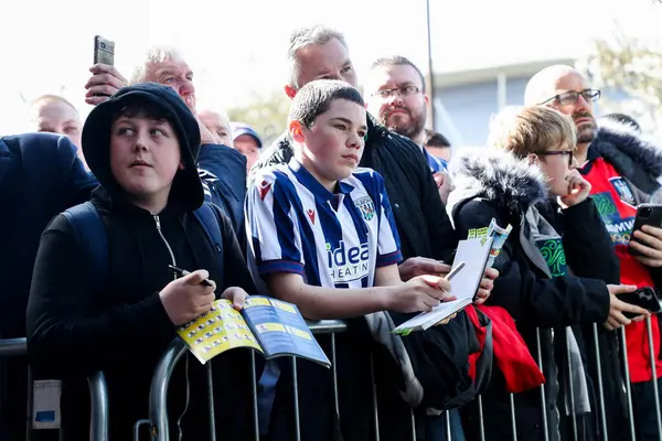 West Bromwich Albion taraftarları, 29 Mart 2025 'te İngiltere' nin Norwich City-West Bromwich Albion maçından önce oyuncuların gelmesini bekliyor.