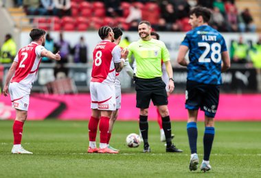 Hakem Leigh Doughty, Rotherham United takımından Sam Nombe ile 29 Mart 2025 'te New York Stadyumu, Rotherham, İngiltere' deki Rotherham United - Crawley Town maçında konuştu.