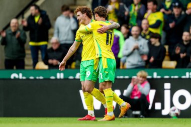 Norwich City 'den Josh Sargent, 29 Mart 2025' te Norwich City, Norwich Road, Norwich, İngiltere 'de Norwich City' ye karşı oynanan Sky Bet Şampiyonası maçında Emiliano Marcondes ile yaptığı golü 1-0 kazanarak kutluyor.