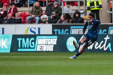 Crawley Town 'dan Kamari Doyle, 29 Mart 2025' te New York, Rotherham 'da oynanan Sky Bet 1 maçında pas verdi.