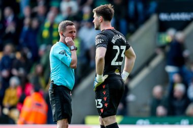 Hakem David Webb, West Bromwich Albion takımından Adam Armstrong ile 29 Mart 2025 'te Norwich City-West Bromwich Albion maçında konuştu.