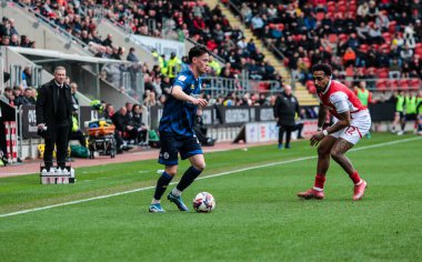 Crawley Town 'dan Harry Forster ve Rotherham United takımından Mallik Wilks, New York Stadyumu' ndaki Rotherham United - Crawley Town maçında, 29 Mart 2025